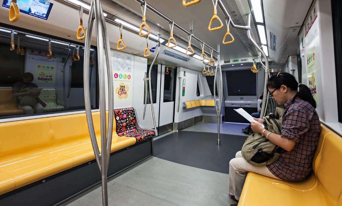 Vagón metro Interior de un vagón del metro de singapur